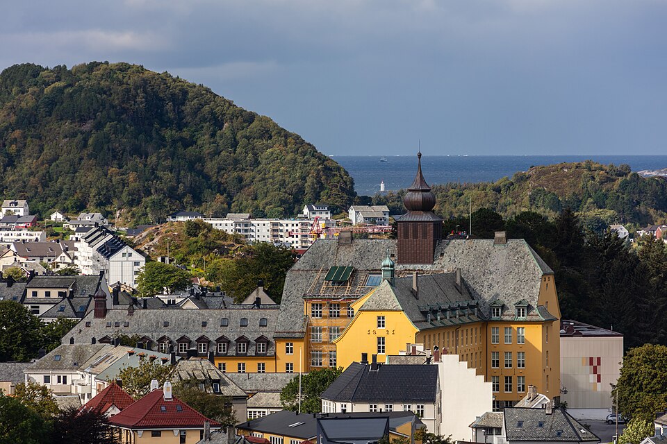 Escuela Aspøy desde Aksla, Ålesund, Noruega, 2019 09 01, DD 03