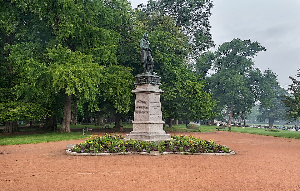 Statue of Berthollet in Annecy 02