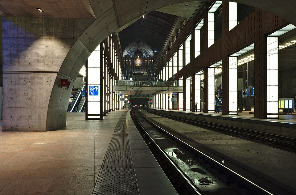 Antwerp central station, looking towards the main hall from level 2 track 22 (DSCF4787)