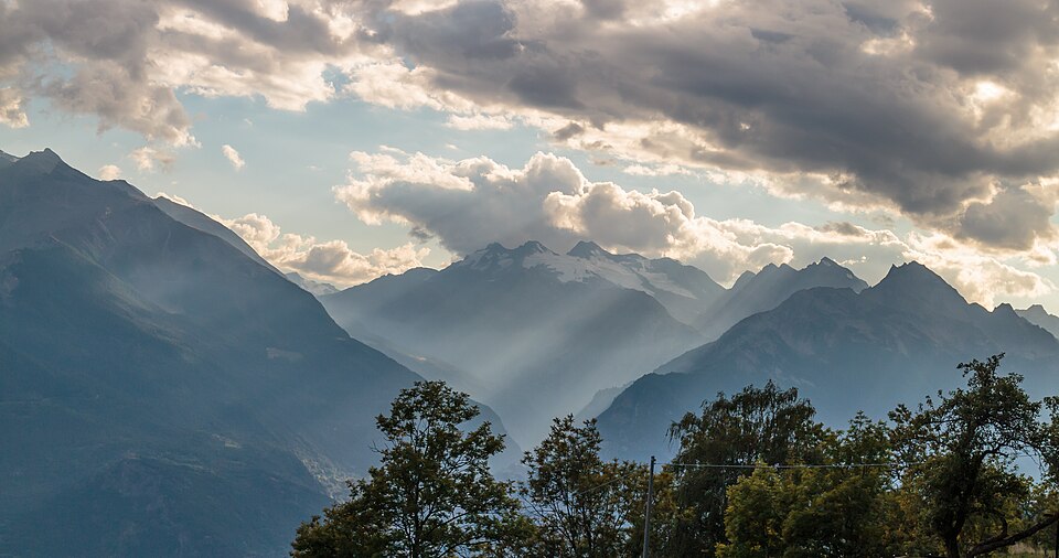 Homene Dessus, Combellin, Valle d'Aosta. Zicht op de omringende alpentoppen 02