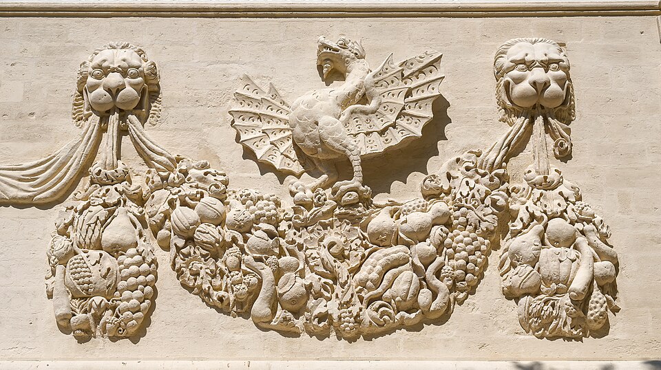 Avignon Hôtel des Monnaies Façade Relief partie droite, dragon