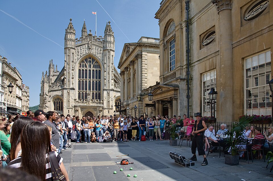 Bath Abbey and Entertainer July 2006