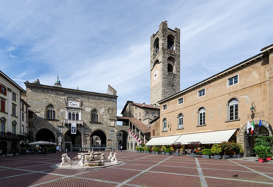 Bergamo, Piazza Vecchia, 2016 06 CN 01