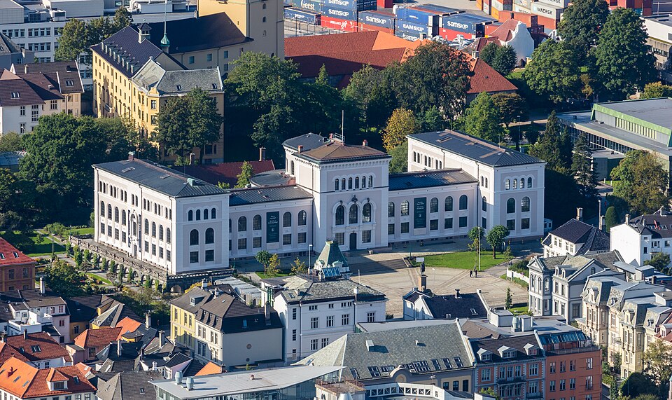 Vista de la Universidad de Bergen desde la montaña Fløyen, Bergen, Noruega, 2019 09 08, DD 44