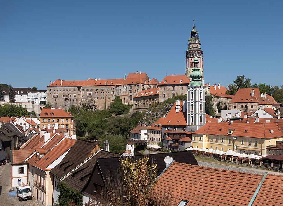 Český Krumlov, stadspanorama met zámecké schody op de voorgrond en het kasteel Dm117583 874 (met toren) op de achtergrond IMG 6100 2018 07 31 11.10