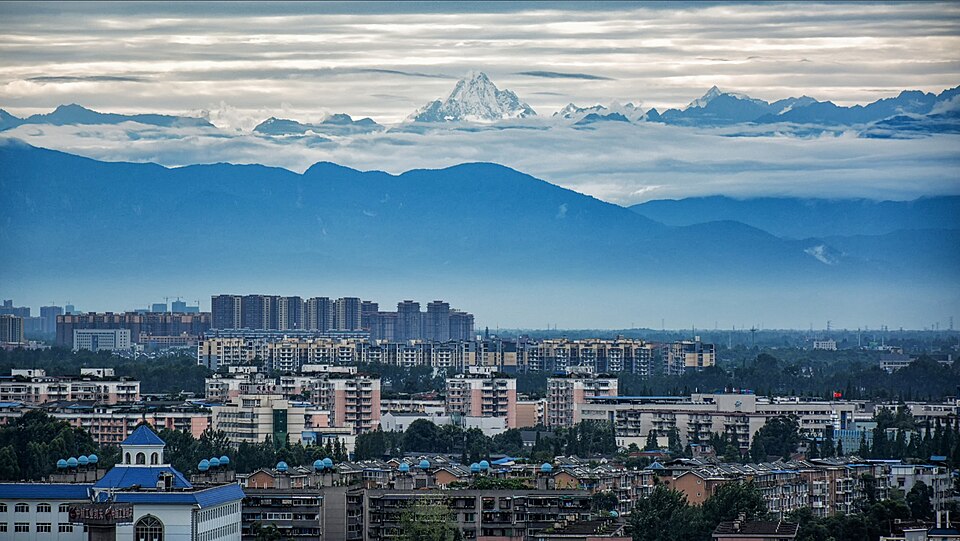 在成都遥望雪山 Chengdu skyline with a view of Mount Siguniang