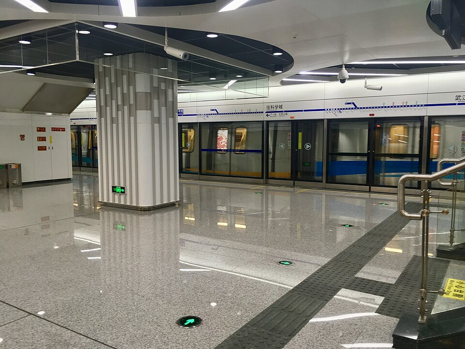 Platform of Chengdu Metro Line 1 Wuhan Road Station