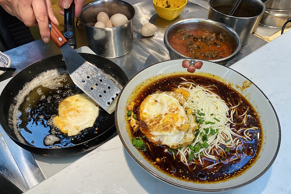 Chongqing Xiaomian with fried eggs
