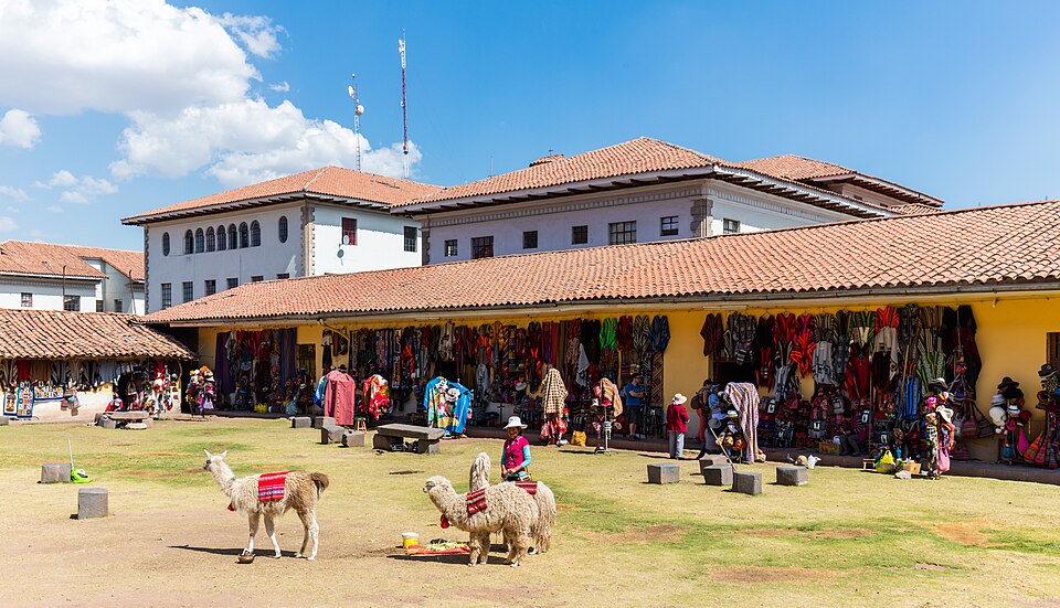 Plaza junto al Palacio de Justicia, Cusco, Perú, 2015 07 31, DD 71