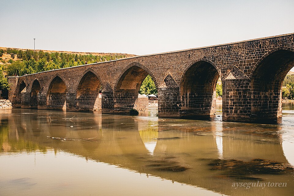 Amed Diyarbakır historical ten eyed bridge 03