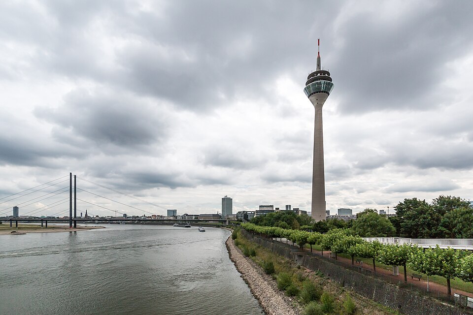 Düsseldorf, Rheinturm 2015 8172