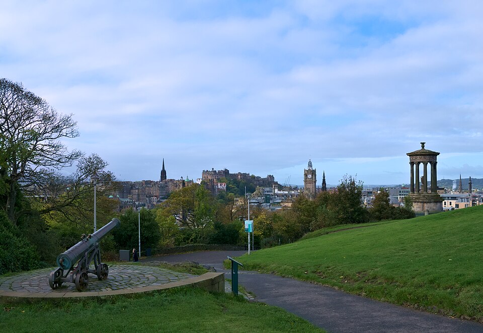 Edinburgh cannon and old town 20211020