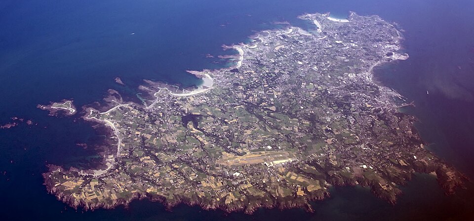 J79159 Yul cdg 20140624 045846.42 Guernsey