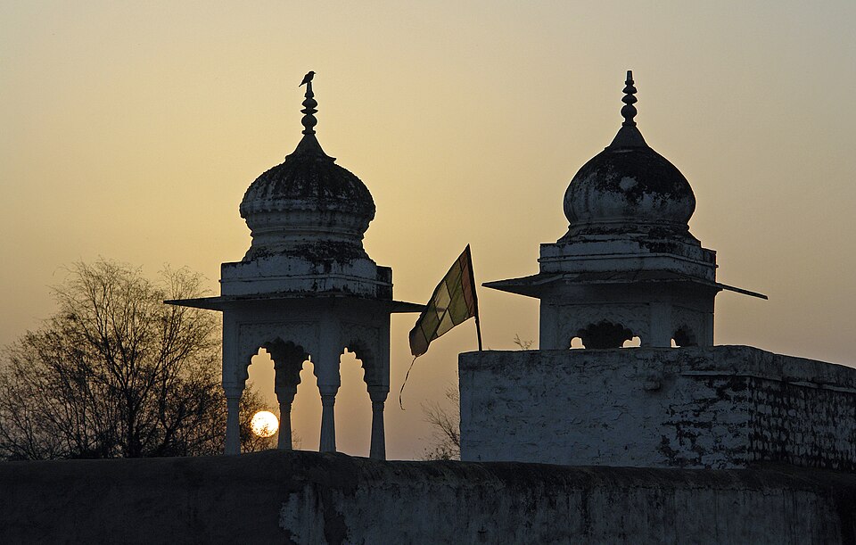 Coucher de soleil sur un temple, district de Gwalior, MP, Inde