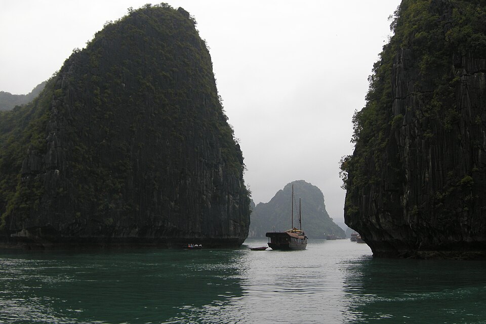 Ha Long Bay, Tower karsts