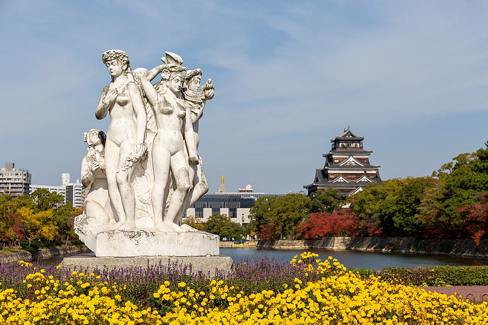 20181111 Hiroshima Castle statue