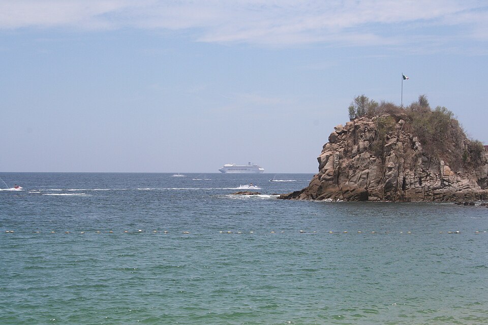 CRUCERO SALIENDO DE HUATULCO panoramio