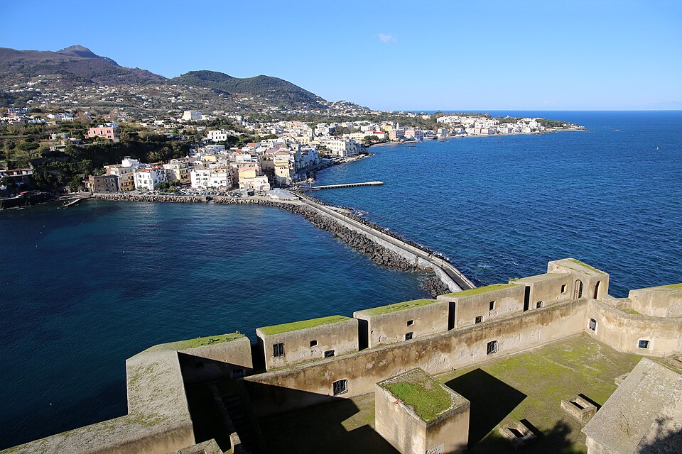 Ischia, castello aragonese, veduta su ischia ponte 01