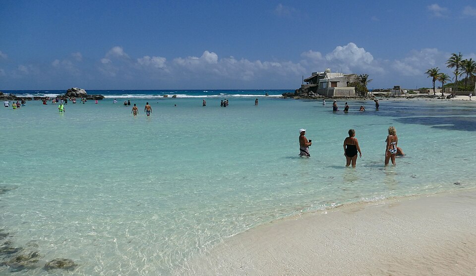 Hermosa Caleta beach Isla Mujeres QR 01