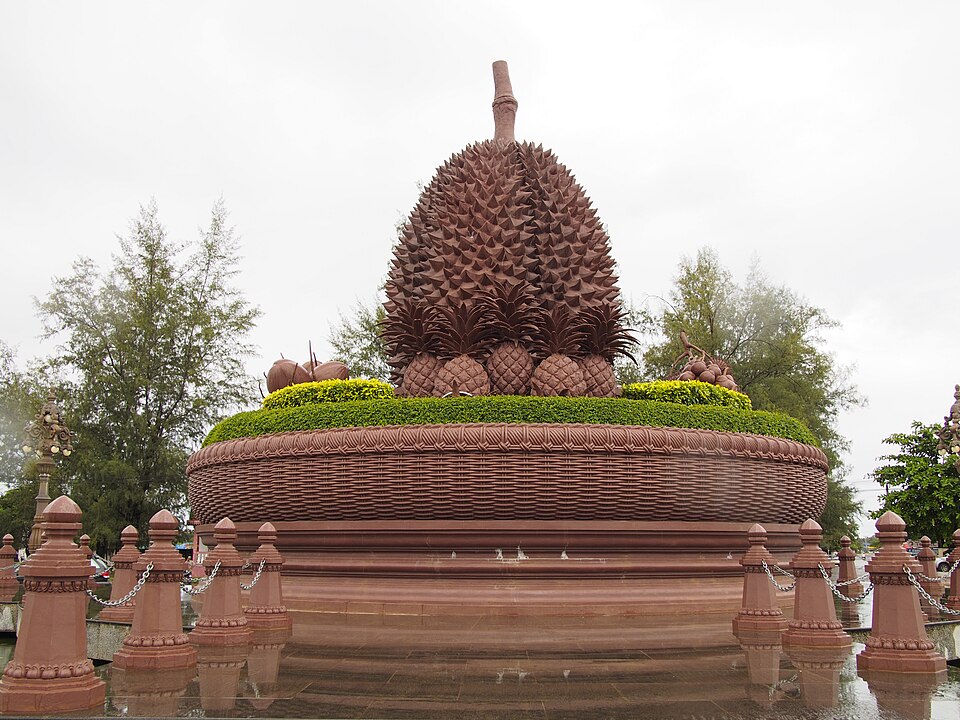 Durian Skulptur in Kampot, Kambodscha