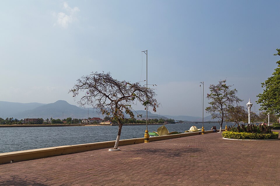 2016 Kampot, Deptak nad rzeką Praek Tuek Chhu (02)