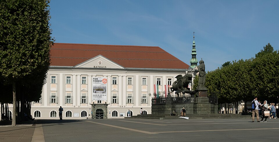 Klagenfurt am Wörthersee, straatzicht Neuer Platz met Rathaus Dm47988 IMG 2166 2019 08 15 09.37