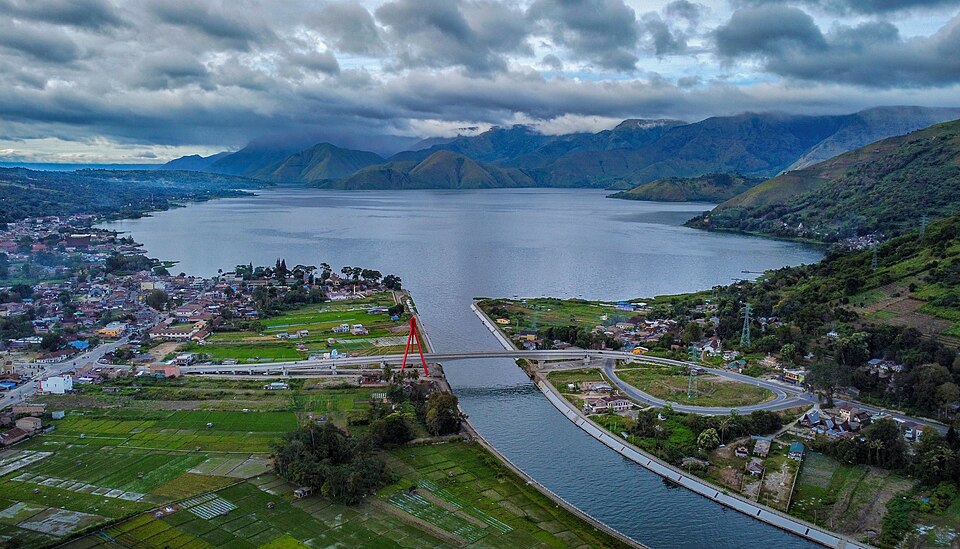 Danau Toba dari penampakan samosir
