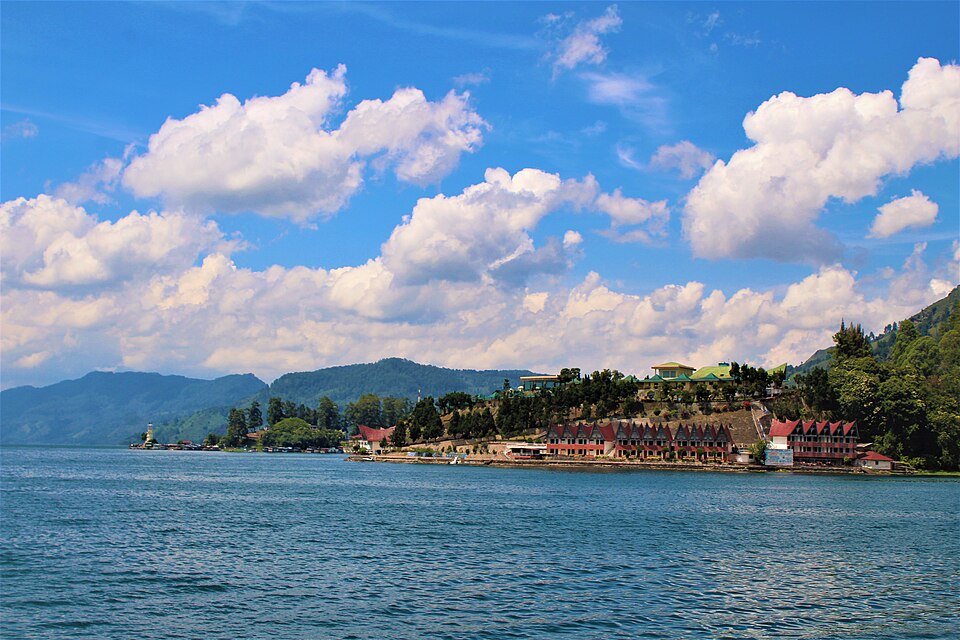 PEMANDANGAN DANAU TOBA DARI AJIBATA