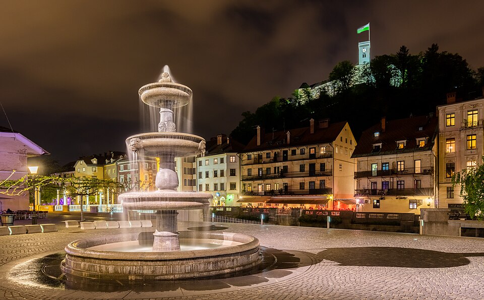 Fuente de la Plaza Nueva, Liubliana, Eslovenia, 2017 04 14, DD 50 52 HDR