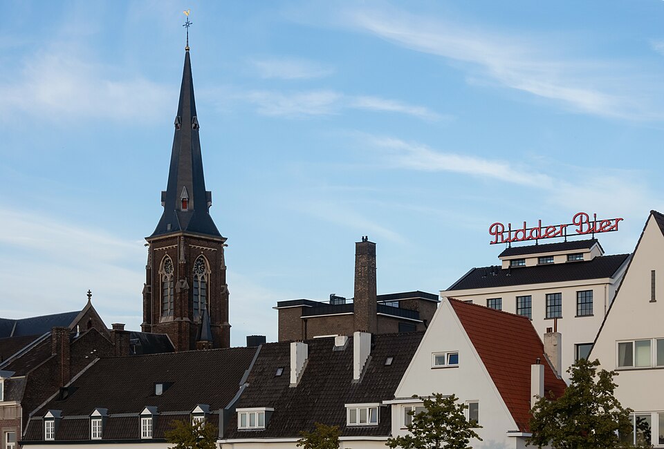 Maastricht, Sint Martinuskerk RM27823 en Stadsbrouwerij Maastricht RM506676 vanaf Uitkijkpunt Wyck Maastricht IMG 9702 2023 10 02 18.15