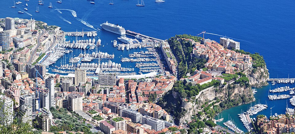 Hafen und Felsen von Monaco La Turbie
