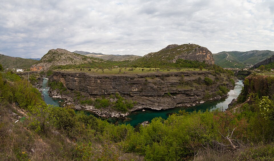 Río Moraca, norte de Podgorica, Montenegro, 2014 04 14, DD 09