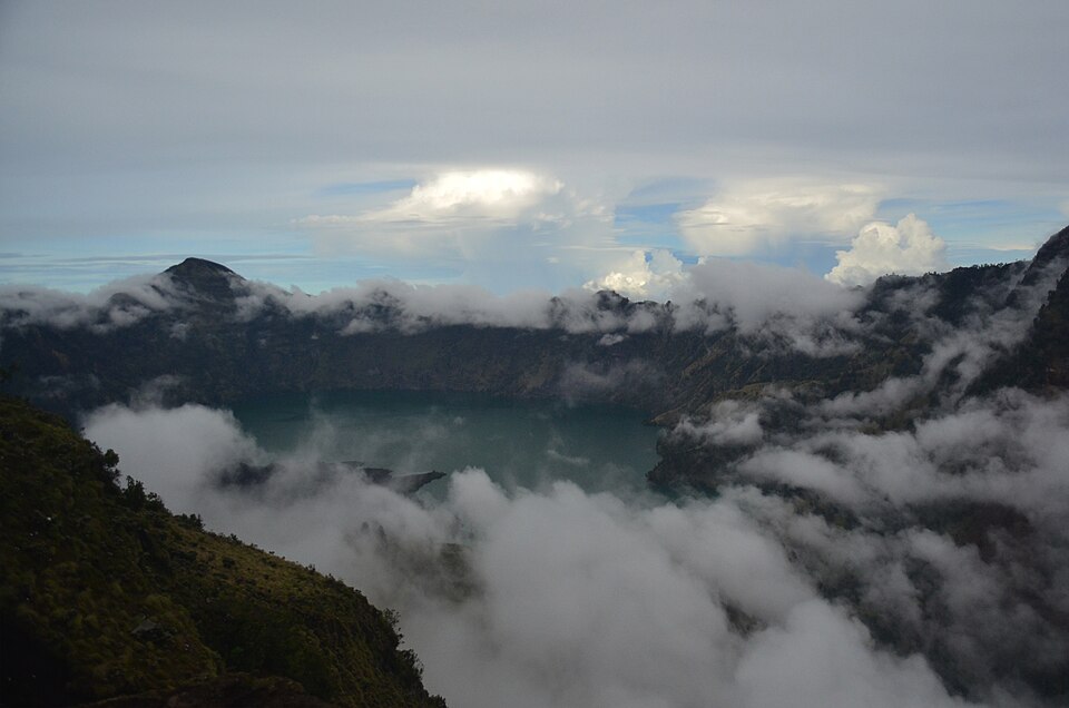 Arak arakan awan yang berkumpul ke segara anak, TN Gn. Rinjani