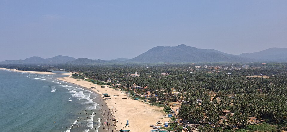 Murdeshwar beach from the rajagopuram of the Murdeshwar temple