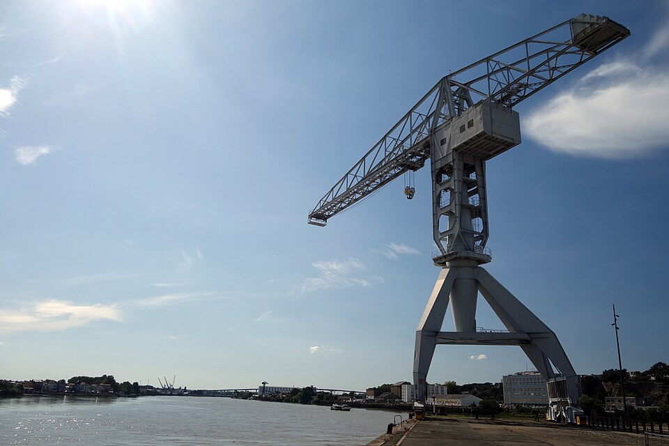 La grande grue « Titan » sur le port de Nantes quai Wilson Août 2019