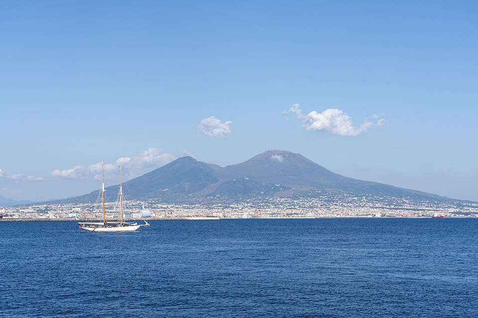 Vesuvio e nave a Napoli