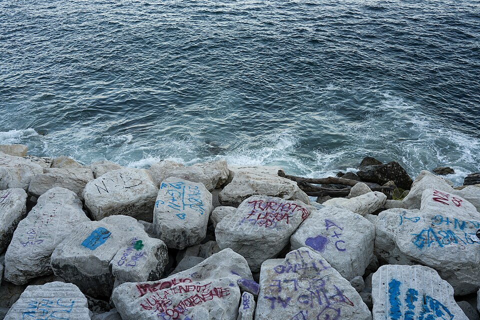 Mare di Napoli e rocce