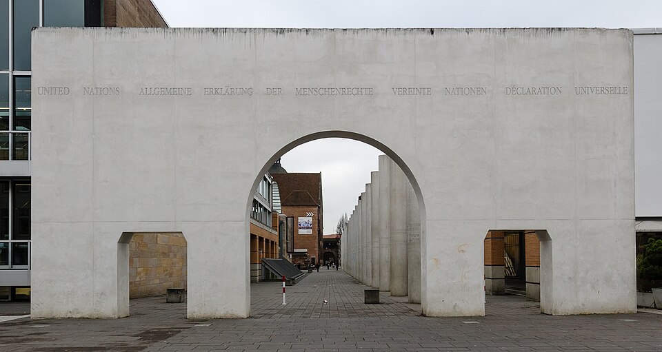 Strasse der Menschenrechte Eingang 2012