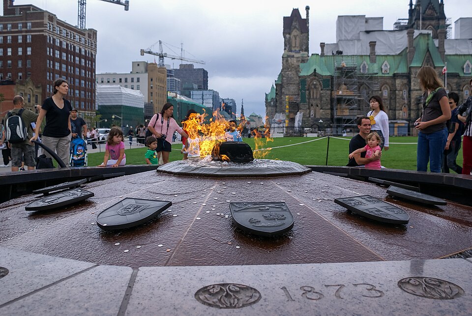 Eternal flame, Ottawa (20130902 DSC04283)