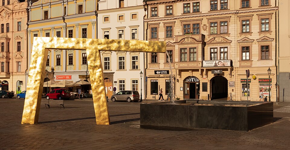 Plzeň, fontein op Náměstí Republiky met op de achtergrond Dm44251 4 4737 + Dm30552 4 159 + Dm22451 4 160 + Dm44252 4 4696 IMG 2865 2022 08 03 19.00