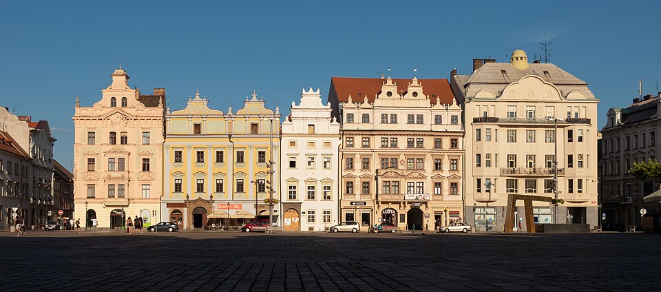 Plzeň, monumentale panden op het Náměstí Republiky met Dm44251 4 4737 + Dm30552 4 159 + Dm22451 4 160 + Dm44252 4 4696 IMG 2853 2022 08 03 18.38