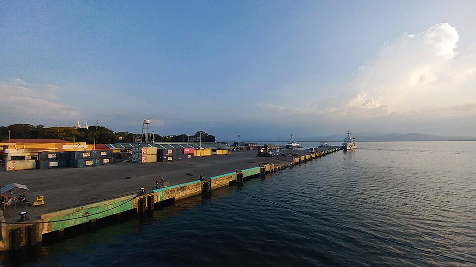 Pier at Port of Puerto Princesa, Palawan, Philippines Pier sa lungsod ng Puerto Princesa, Palawan
