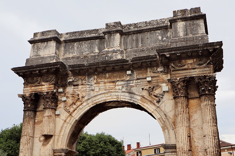 Arch of the Sergii (Pula) Close up