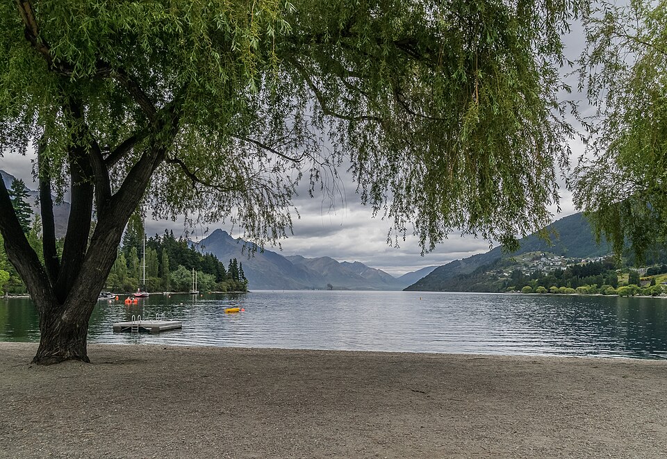 Shore of the Lake Wakatipu in Queenstown 03