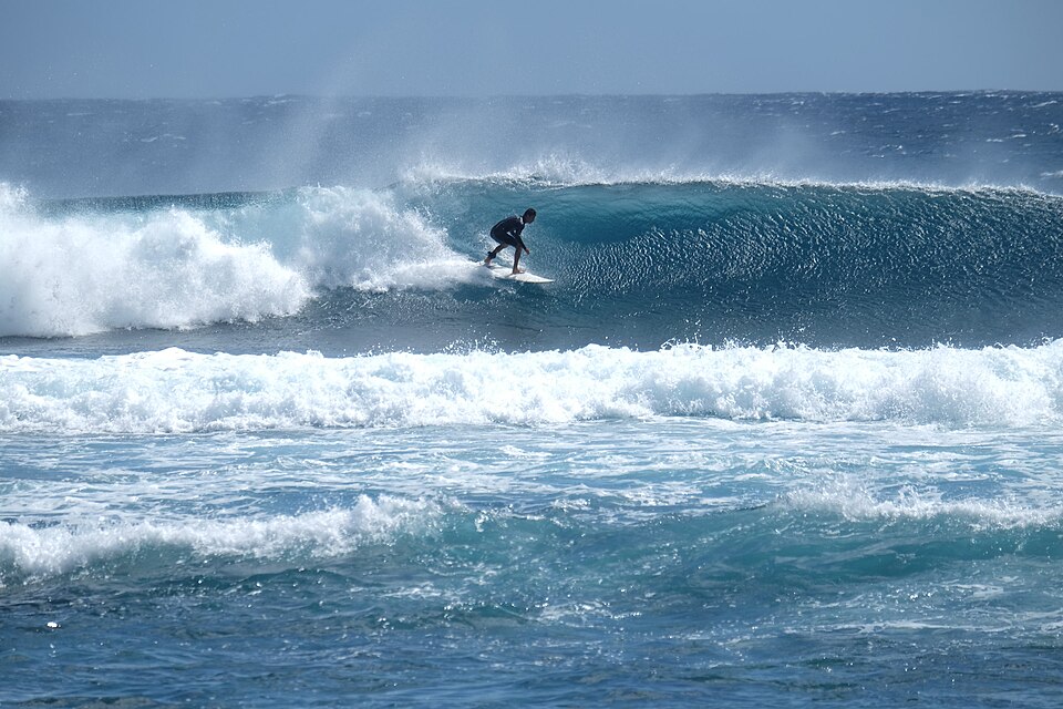 Surfeur sur une vague de Saint Leu, Île de La Réunion