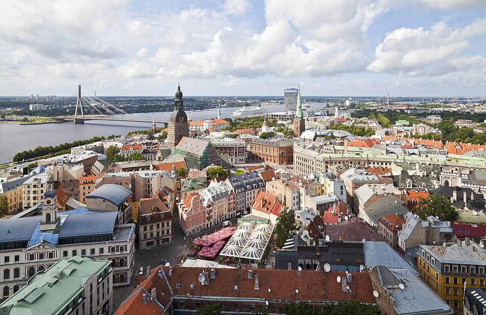 Vistas desde la iglesia de San Pedro, Riga, Letonia, 2012 08 07, DD 12