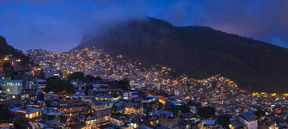 1 rocinha night 2014 panorama