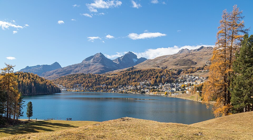 Blick über den Sankt Moritzersee auf Sankt Moritz