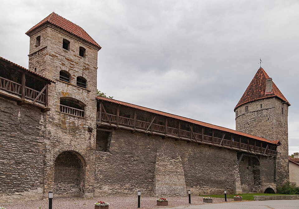 Plaza de la Torre, Tallinn, Estonia, 2012 08 05, DD 40