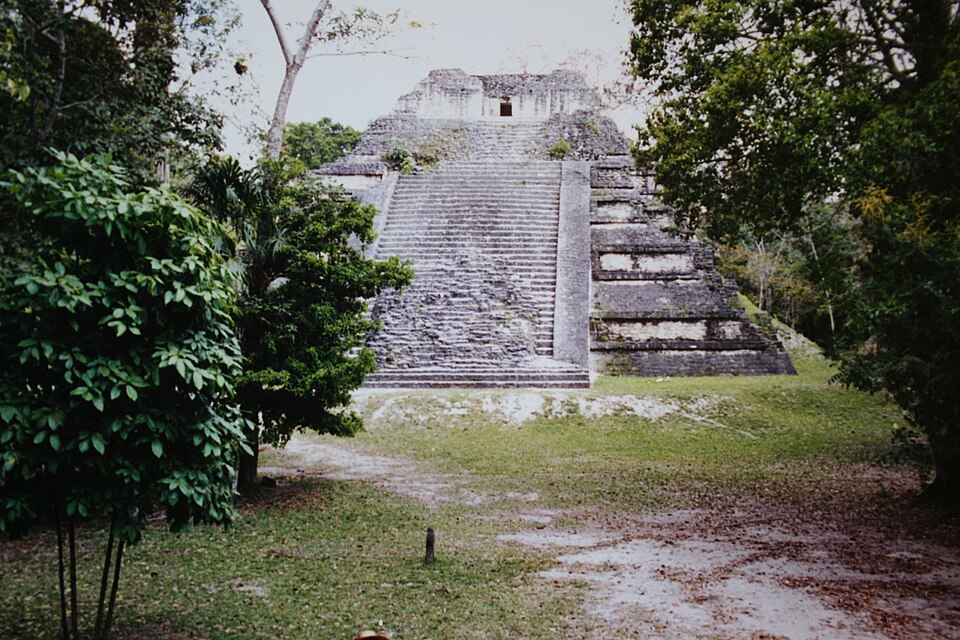 Tikal Talud tablero Temple at Mundo Perdido